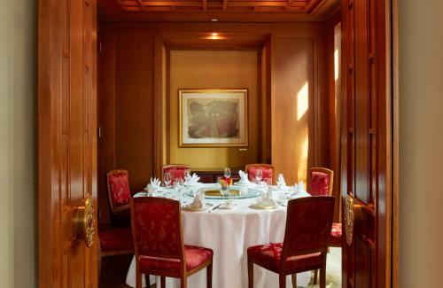 Restaurante, The Peninsula Bangkok in Bangkok Riverside Restaurante, The Peninsula Bangkok in Bangkok Riverside