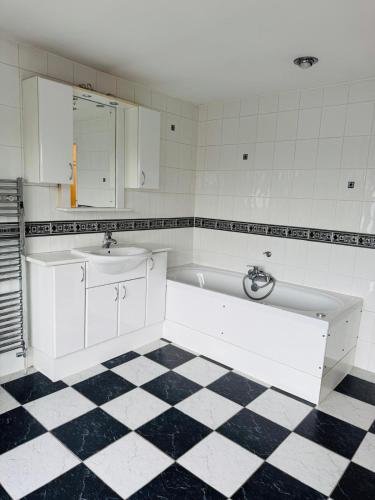 Facilities, Gordon Avenue Guest House HA7 London in Watford Facilities, Gordon Avenue Guest House HA7 London in Watford