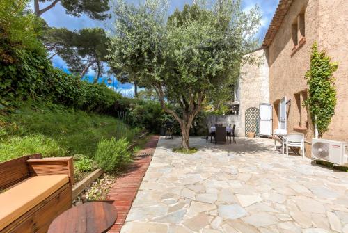 Balcony/terrace, Villa in Antibes domain with tennis and pools in Maure Balcony/terrace, Villa in Antibes domain with tennis and pools in Maure