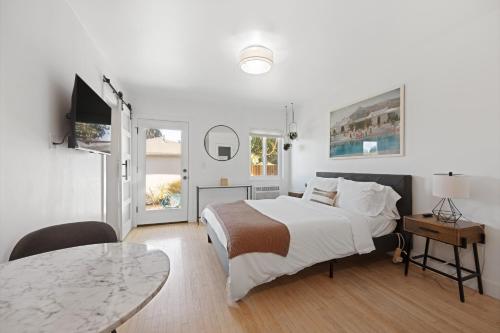 Sunny Studio near Culver City