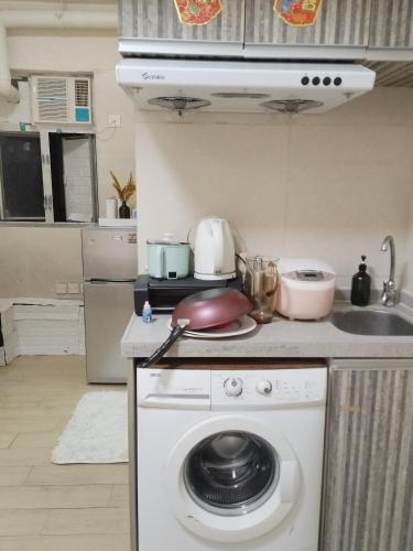 Spacious and comfortable Full bathroom Kitchenette Fridge Washing machine Dedicated work area Near A in Tai Kok Tsui Spacious and comfortable Full bathroom Kitchenette Fridge Washing machine Dedicated work area Near A in Tai Kok Tsui