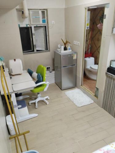 Spacious and comfortable Full bathroom Kitchenette Fridge Washing machine Dedicated work area Near A in Tai Kok Tsui Spacious and comfortable Full bathroom Kitchenette Fridge Washing machine Dedicated work area Near A in Tai Kok Tsui