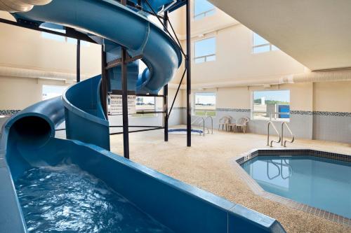 泳池, 約克頓溫德姆戴斯套房酒店 (Days Inn & Suites by Wyndham Yorkton) in 約克頓 泳池, 約克頓溫德姆戴斯套房酒店 (Days Inn & Suites by Wyndham Yorkton) in 約克頓