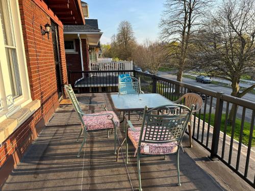 Linwood Paradise Home near Forest Lawn Linwood Paradise Home near Forest Lawn