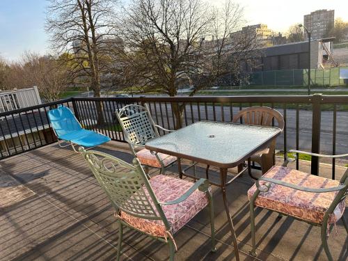 Linwood Paradise Home near Forest Lawn Linwood Paradise Home near Forest Lawn