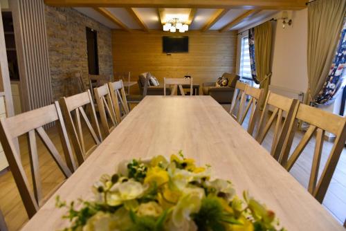 Közös társalgó / TV, Pensiune Agroturistică LA IZVOR (Pensiune Agroturistica LA IZVOR) in Manastirea Humorului Közös társalgó / TV, Pensiune Agroturistică LA IZVOR (Pensiune Agroturistica LA IZVOR) in Manastirea Humorului