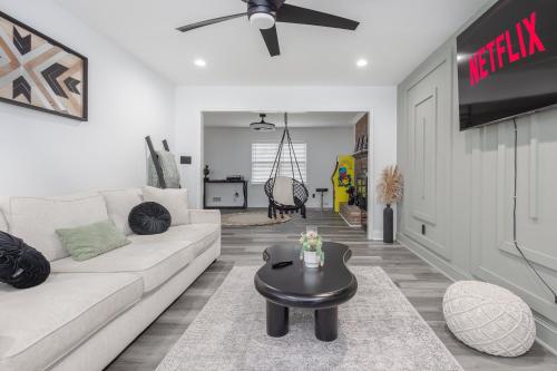 Big Modern Family Home On 1 Acre Land w Firepit & Grill in 康利 (GA) Big Modern Family Home On 1 Acre Land w Firepit & Grill in 康利 (GA)