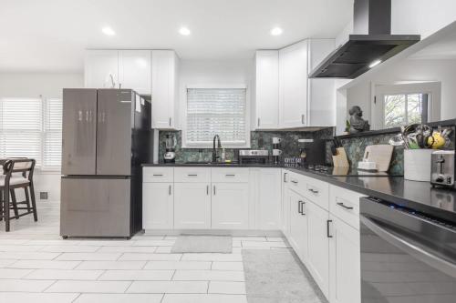 Big Modern Family Home On 1 Acre Land w Firepit & Grill in 康利 (GA) Big Modern Family Home On 1 Acre Land w Firepit & Grill in 康利 (GA)