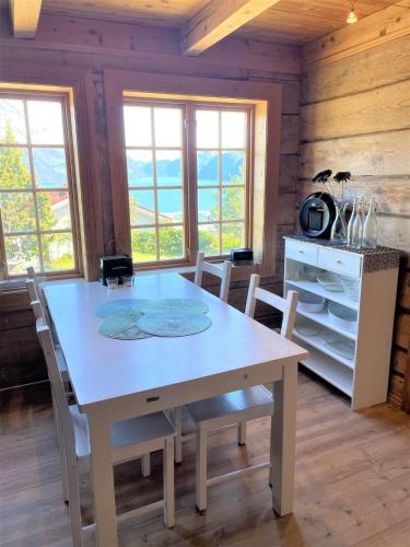 Faciliteiten, Stort hus med tømmervegger og fjordutsikt in Stranda Faciliteiten, Stort hus med tømmervegger og fjordutsikt in Stranda