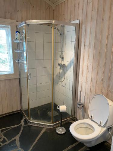 Badrum, Stort hus med tømmervegger og fjordutsikt in Stranda Badrum, Stort hus med tømmervegger og fjordutsikt in Stranda