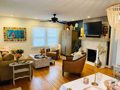 A beautiful award winning bungalow near Hinkle Fieldhouse A beautiful award winning bungalow near Hinkle Fieldhouse