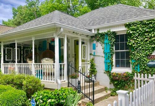 Bejárat, A beautiful award winning bungalow near Hinkle Fieldhouse Bejárat, A beautiful award winning bungalow near Hinkle Fieldhouse