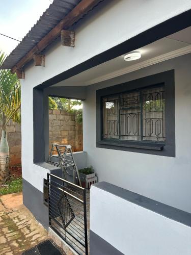 Pintu masuk, Busy-Bee's Enclave in Lobamba Pintu masuk, Busy-Bee's Enclave in Lobamba