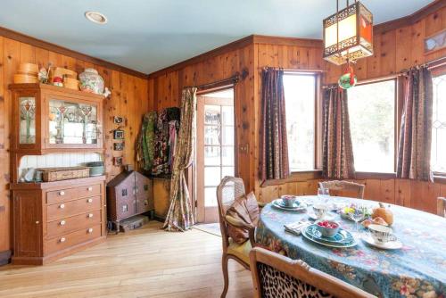 Antique Indonesian Teakwood Cottage for a Romantic Getaway in Petaluma, California in Petaluma (Kalifornia) Antique Indonesian Teakwood Cottage for a Romantic Getaway in Petaluma, California in Petaluma (Kalifornia)