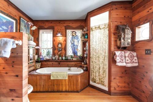 Antique Indonesian Teakwood Cottage for a Romantic Getaway in Petaluma, California in Petaluma (Kalifornia) Antique Indonesian Teakwood Cottage for a Romantic Getaway in Petaluma, California in Petaluma (Kalifornia)