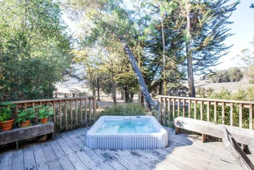 Antique Indonesian Teakwood Cottage for a Romantic Getaway in Petaluma, California in Petaluma (Kalifornia) Antique Indonesian Teakwood Cottage for a Romantic Getaway in Petaluma, California in Petaluma (Kalifornia)