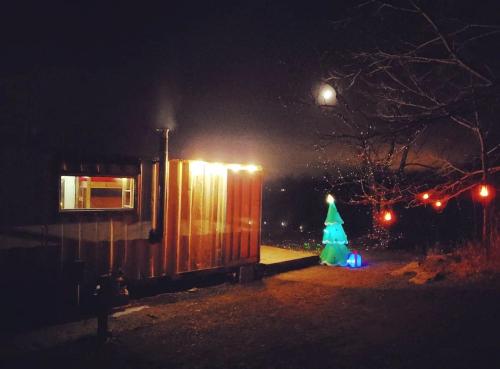 Rustic Container Accommodation for Glamping in Kentucky in Sparta Rustic Container Accommodation for Glamping in Kentucky in Sparta