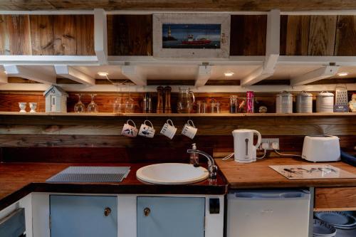 Swallowfield Glamping-Unsinkable in بيمينيستر Swallowfield Glamping-Unsinkable in بيمينيستر