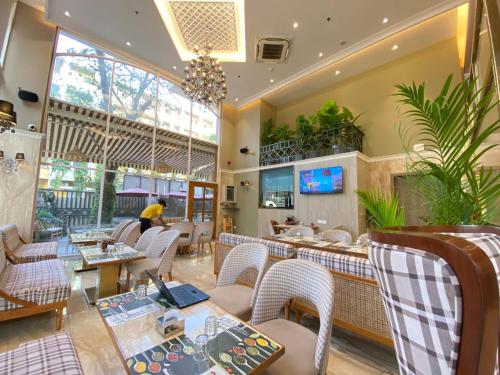 Restaurant, Hotel Mumbai House Mindspace Malad in Malad Restaurant, Hotel Mumbai House Mindspace Malad in Malad