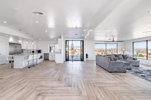 Kitchen, Modern 4BR Escape with Mountain Views in Ahwatukee Kitchen, Modern 4BR Escape with Mountain Views in Ahwatukee