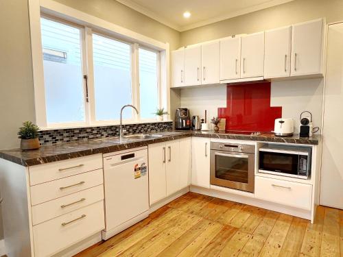 Skyline City - Entire Character Apartment - Views, Parking and Netflix in Kelburn Skyline City - Entire Character Apartment - Views, Parking and Netflix in Kelburn