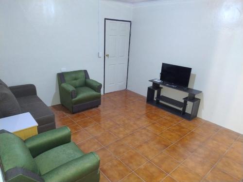 Общ салон/телевизионна зона, Castillo-Aguilar House in San Vicente Общ салон/телевизионна зона, Castillo-Aguilar House in San Vicente