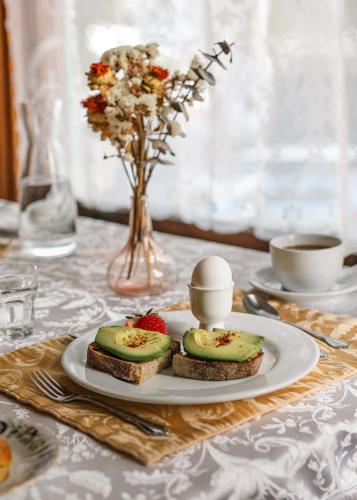 Food and beverages, Chateau Tivoli Bed and Breakfast in Haight Ashbury Food and beverages, Chateau Tivoli Bed and Breakfast in Haight Ashbury
