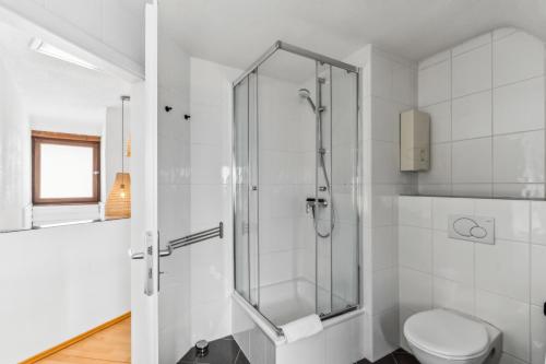 Fürdőszoba, APARTMENT in Gifhorn City fur 4 Personen- 50m2, 2 Zi, 4 Einzelbetten, Free Kaffee, WiFi & Parking - in Gifhorn Fürdőszoba, APARTMENT in Gifhorn City fur 4 Personen- 50m2, 2 Zi, 4 Einzelbetten, Free Kaffee, WiFi & Parking - in Gifhorn