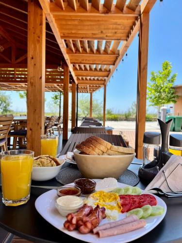 Eten en drinken, Kamberi Hotel & Apartments in Velipoje Eten en drinken, Kamberi Hotel & Apartments in Velipoje