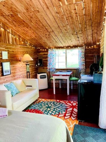 Pet-Friendly Cabin for Romantic, Off-the-Grid Glamping Escapes in Missouri in 荷士森麥 (MO) Pet-Friendly Cabin for Romantic, Off-the-Grid Glamping Escapes in Missouri in 荷士森麥 (MO)