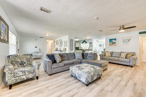 Bright Ruskin Home Less Than 2 Mi to Beach and Marina! in 拉斯金 Bright Ruskin Home Less Than 2 Mi to Beach and Marina! in 拉斯金