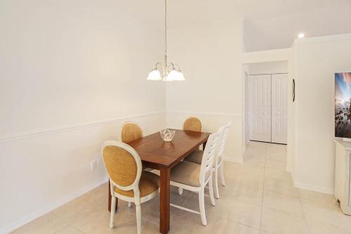 Charming Home In Wexford On The Green in Plantation (FL) Charming Home In Wexford On The Green in Plantation (FL)