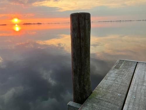 Luxe vrijstaande chalet voor gezinnen en stellen met mooie bloementuin vlakbij het water in Harich Luxe vrijstaande chalet voor gezinnen en stellen met mooie bloementuin vlakbij het water in Harich