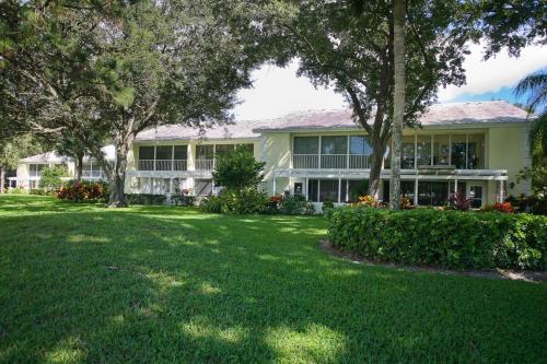 Open and airy 2 BR condo in Plantation Golf and Country Club in Plantation (FL) Open and airy 2 BR condo in Plantation Golf and Country Club in Plantation (FL)