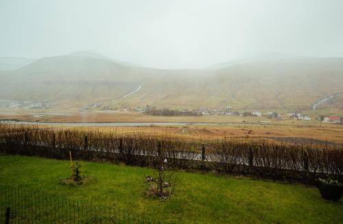 נוף, Spacious Basement Apartment with Mountain Views in Hósvík נוף, Spacious Basement Apartment with Mountain Views in Hósvík