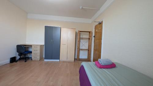 big double bedroom near football and cricket ground and railwaystation 59 in 康普頓阿克斯 big double bedroom near football and cricket ground and railwaystation 59 in 康普頓阿克斯