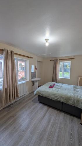 big double bedroom near football and cricket ground and railwaystation 59 in 康普頓阿克斯 big double bedroom near football and cricket ground and railwaystation 59 in 康普頓阿克斯