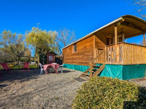 **Roulotte cosy avec piscine, pétanque et jardin près de la maison de George Sand** - FR-1-591-77 (**Roulotte cosy avec piscine, petanque et jardin pres de la maison de George Sand** - FR-1-591-77) in Chasseneuil **Roulotte cosy avec piscine, pétanque et jardin près de la maison de George Sand** - FR-1-591-77 (**Roulotte cosy avec piscine, petanque et jardin pres de la maison de George Sand** - FR-1-591-77) in Chasseneuil