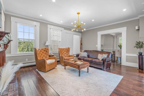 The White Pillars in 西丹尼斯 (MA) The White Pillars in 西丹尼斯 (MA)