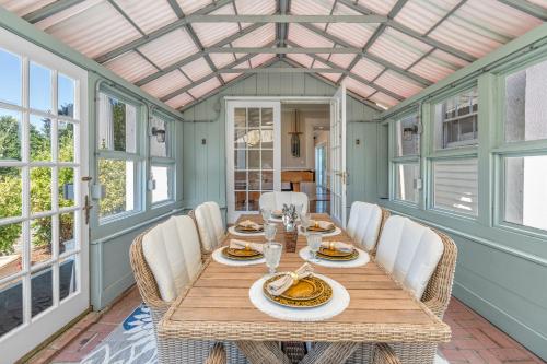 The White Pillars in 西丹尼斯 (MA) The White Pillars in 西丹尼斯 (MA)