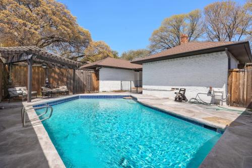 Swimming pool, Group Family Getaway With Private Pool In Dallas in Lake Highlands Swimming pool, Group Family Getaway With Private Pool In Dallas in Lake Highlands