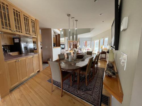 Зручності, Risingwater Newly Listed Stunning Home with 150-Foot Beachfront in the Finger Lakes in Кеука Парк (Нью-Йорк) Зручності, Risingwater Newly Listed Stunning Home with 150-Foot Beachfront in the Finger Lakes in Кеука Парк (Нью-Йорк)