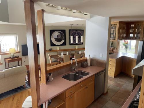 кухня, Risingwater Newly Listed Stunning Home with 150-Foot Beachfront in the Finger Lakes in Кеука Парк (Нью-Йорк) кухня, Risingwater Newly Listed Stunning Home with 150-Foot Beachfront in the Finger Lakes in Кеука Парк (Нью-Йорк)