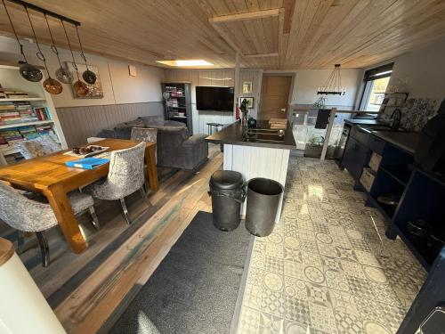 Facilities, New! Houseboat Nautigal in Wootton Bridge Facilities, New! Houseboat Nautigal in Wootton Bridge