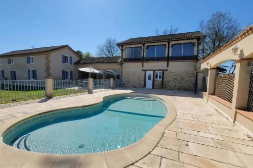 Piscina, Maison dans gite domaine REY in Seissan Piscina, Maison dans gite domaine REY in Seissan