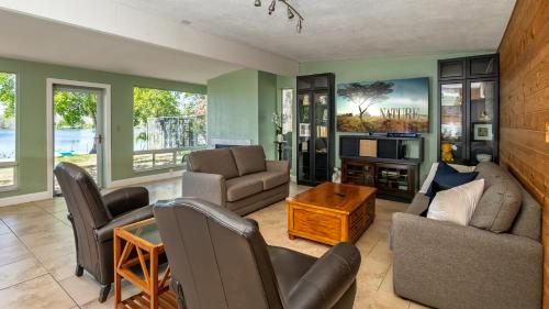 Lakefront Retreat - Boat - Fish - Close to all Orlando Parks - Disney - Universal - SeaWorld in Орландо-Ист Lakefront Retreat - Boat - Fish - Close to all Orlando Parks - Disney - Universal - SeaWorld in Орландо-Ист