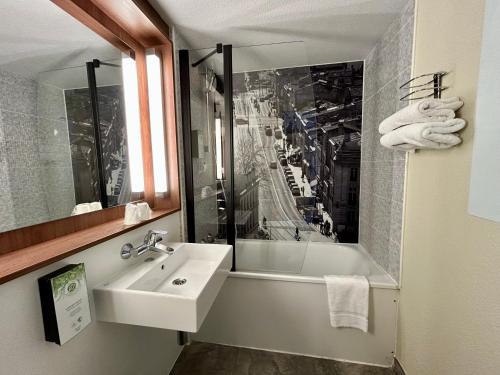 Bathroom, Campanile Bordeaux Est - Artigues Hotel in Artigues-pres-Bordeaux Bathroom, Campanile Bordeaux Est - Artigues Hotel in Artigues-pres-Bordeaux