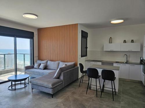 Amazing Seaview 4 BR Apartment in Bat Yam Amazing Seaview 4 BR Apartment in Bat Yam