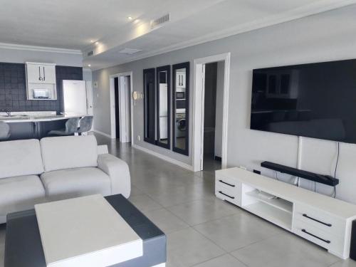 Instalaciones, 504 Coral Reef in La- Mercy Instalaciones, 504 Coral Reef in La- Mercy