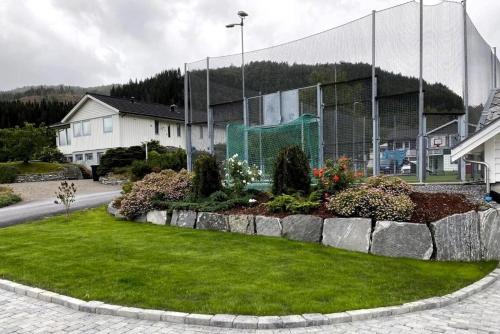 Buitenkant, Stort hus med tømmervegger og fjordutsikt in Stranda Buitenkant, Stort hus med tømmervegger og fjordutsikt in Stranda